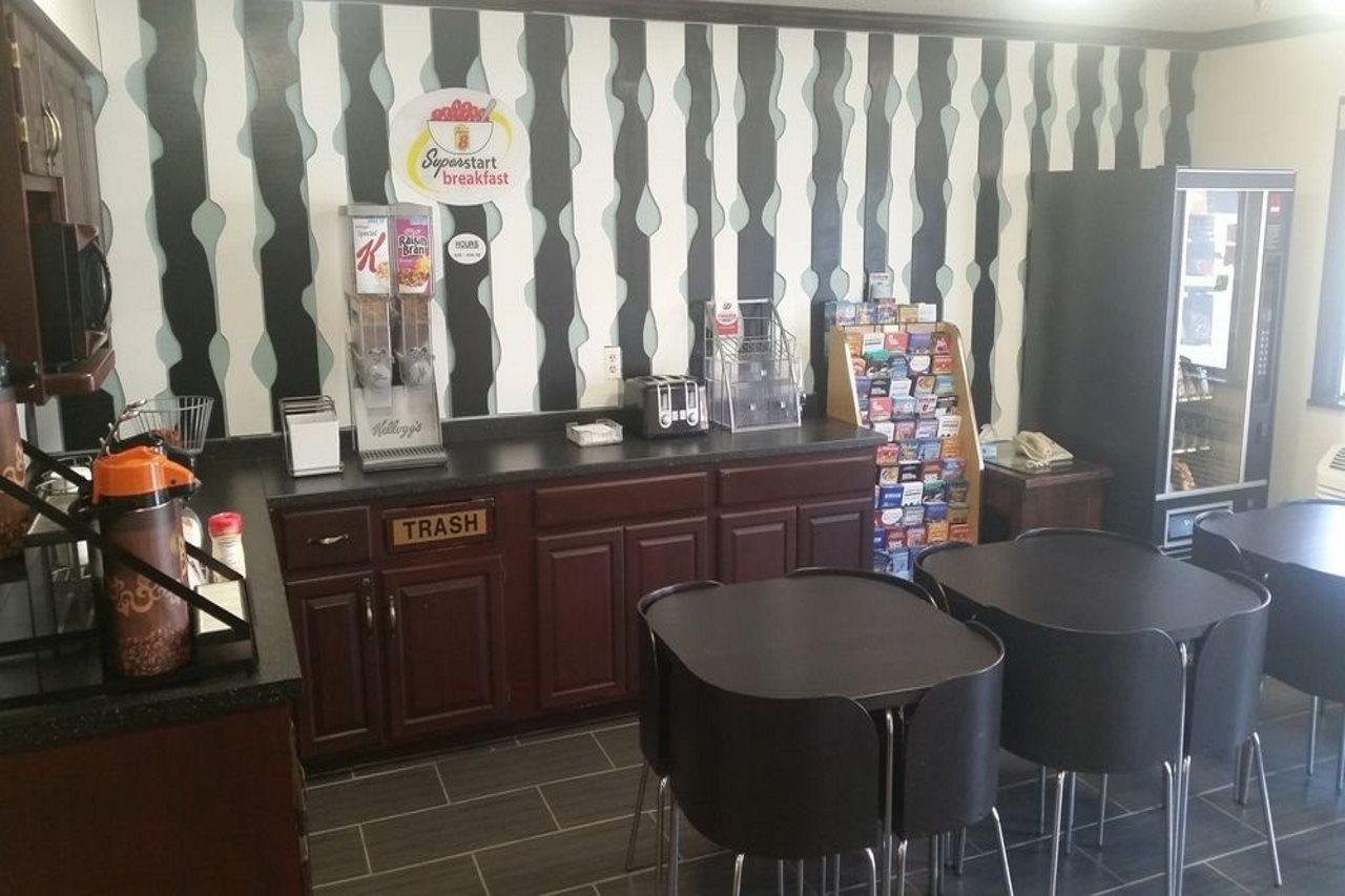 Super 8 By Wyndham Baltimore/Essex Area Экстерьер фото